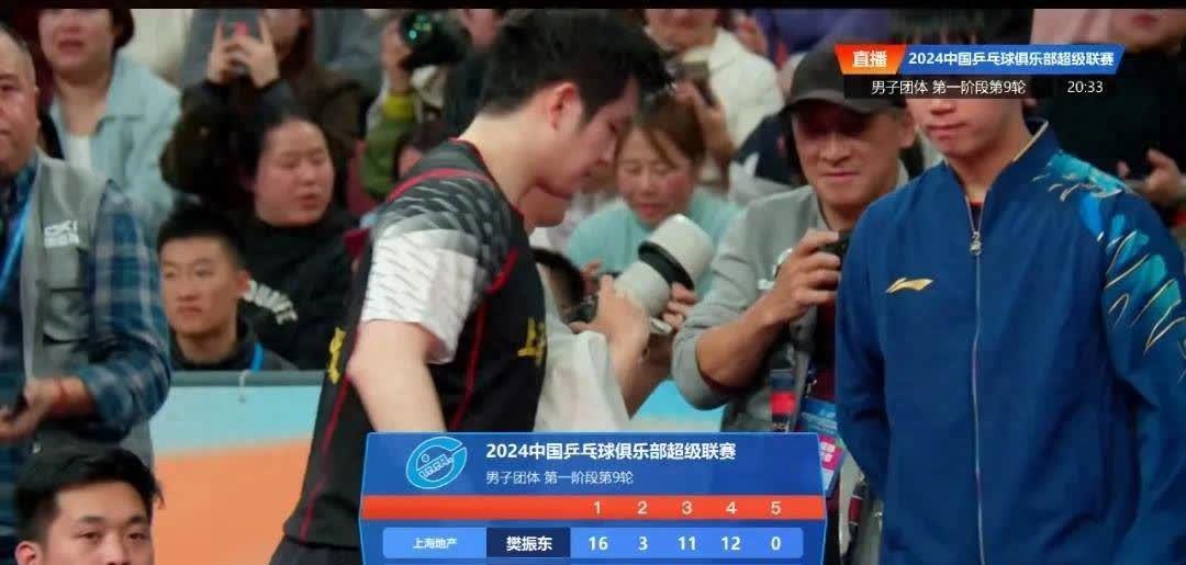 精彩的球赛引发了球迷们的狂热讨论 精彩的球赛引发了球迷们的狂热讨论