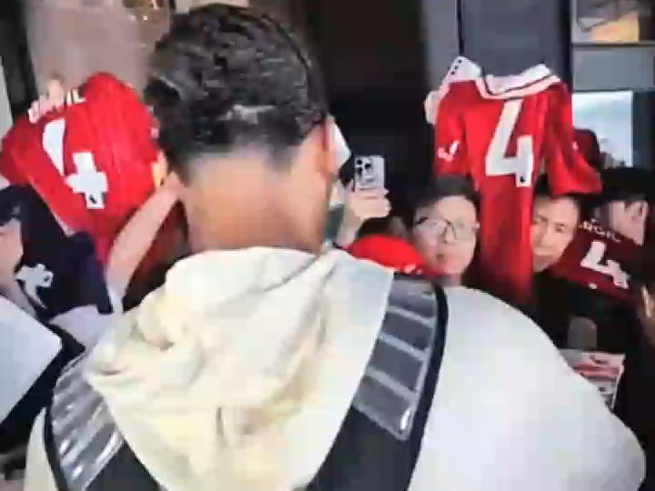 精彩的球赛引发了球迷们的狂热讨论 精彩的球赛引发了球迷们的狂热讨论