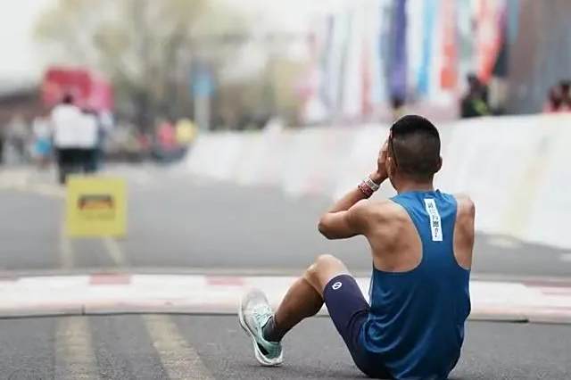 运动员体能突破极限，夺得胜利尽欢