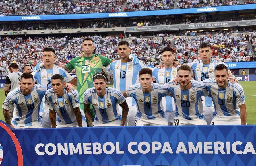 梅西领衔阿根廷队晋级美洲杯决赛,与巴西队争夺冠军 梅西领衔阿根廷队晋级美洲杯决赛,与巴西队争夺冠军