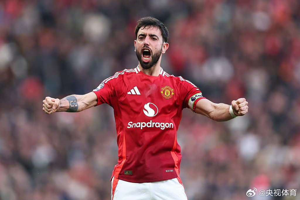 弗赖堡门将表现神勇,多次扑救救主保球门不失 弗赖堡门将表现神勇,多次扑救救主保球门不失