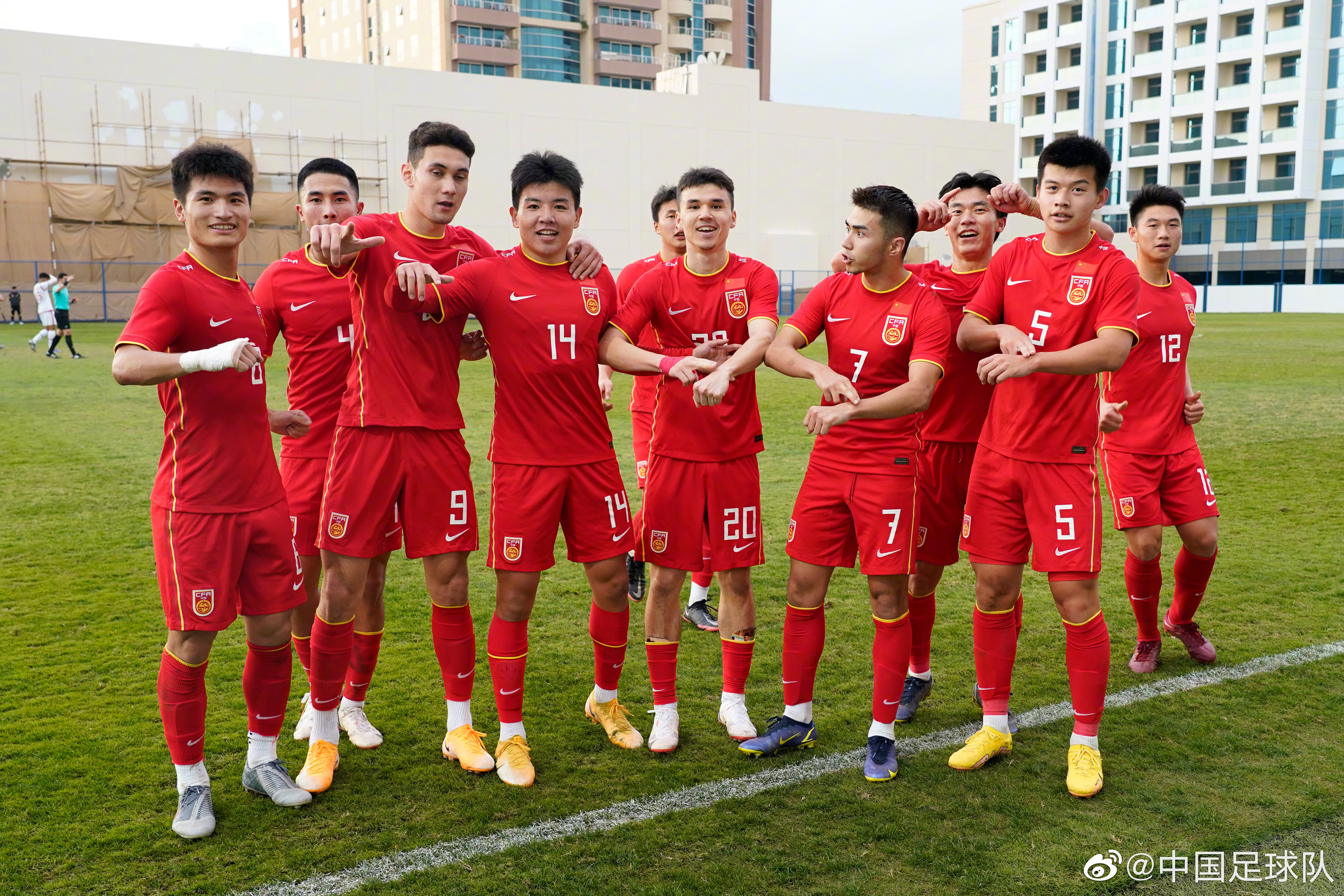 关于足球明星集结备战，冲刺冠军荣誉的信息