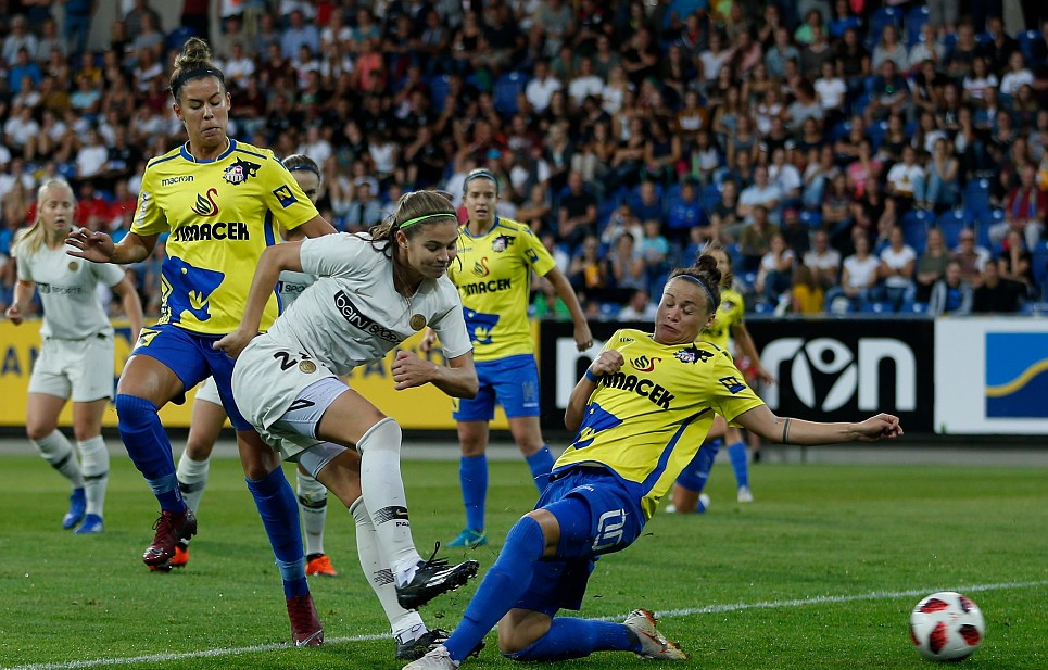 关于荷兰队表现惊艳，率先跻身欧冠淘汰赛的信息