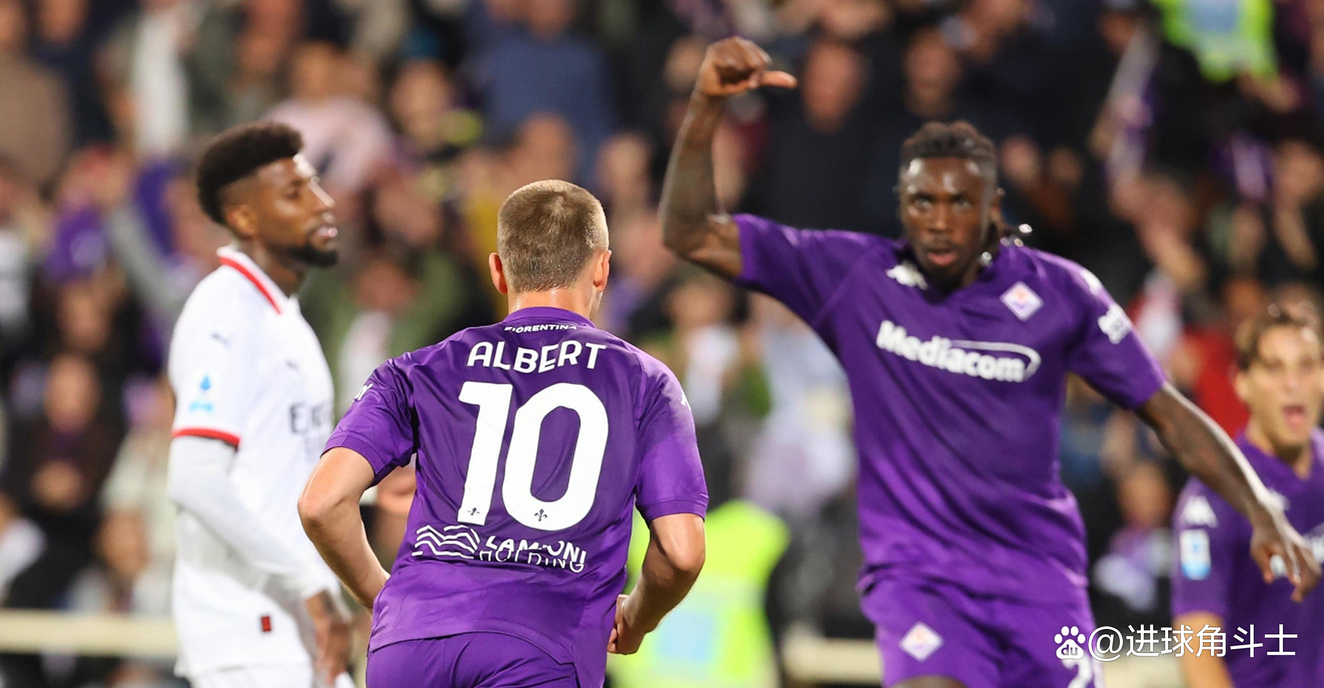 佛罗伦萨球员庆祝进球，贡献胜利
