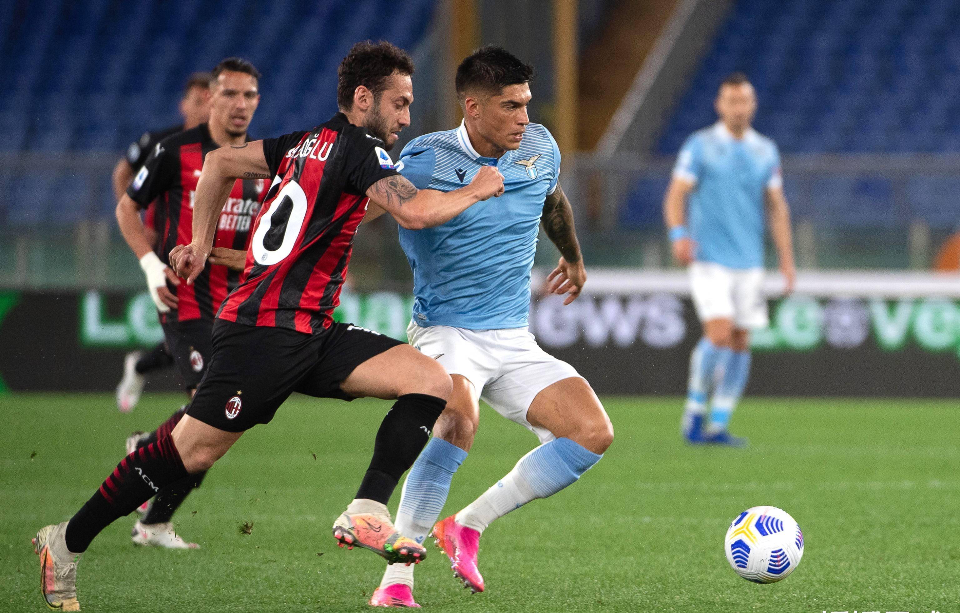 佛罗伦萨球员庆祝进球，贡献胜利