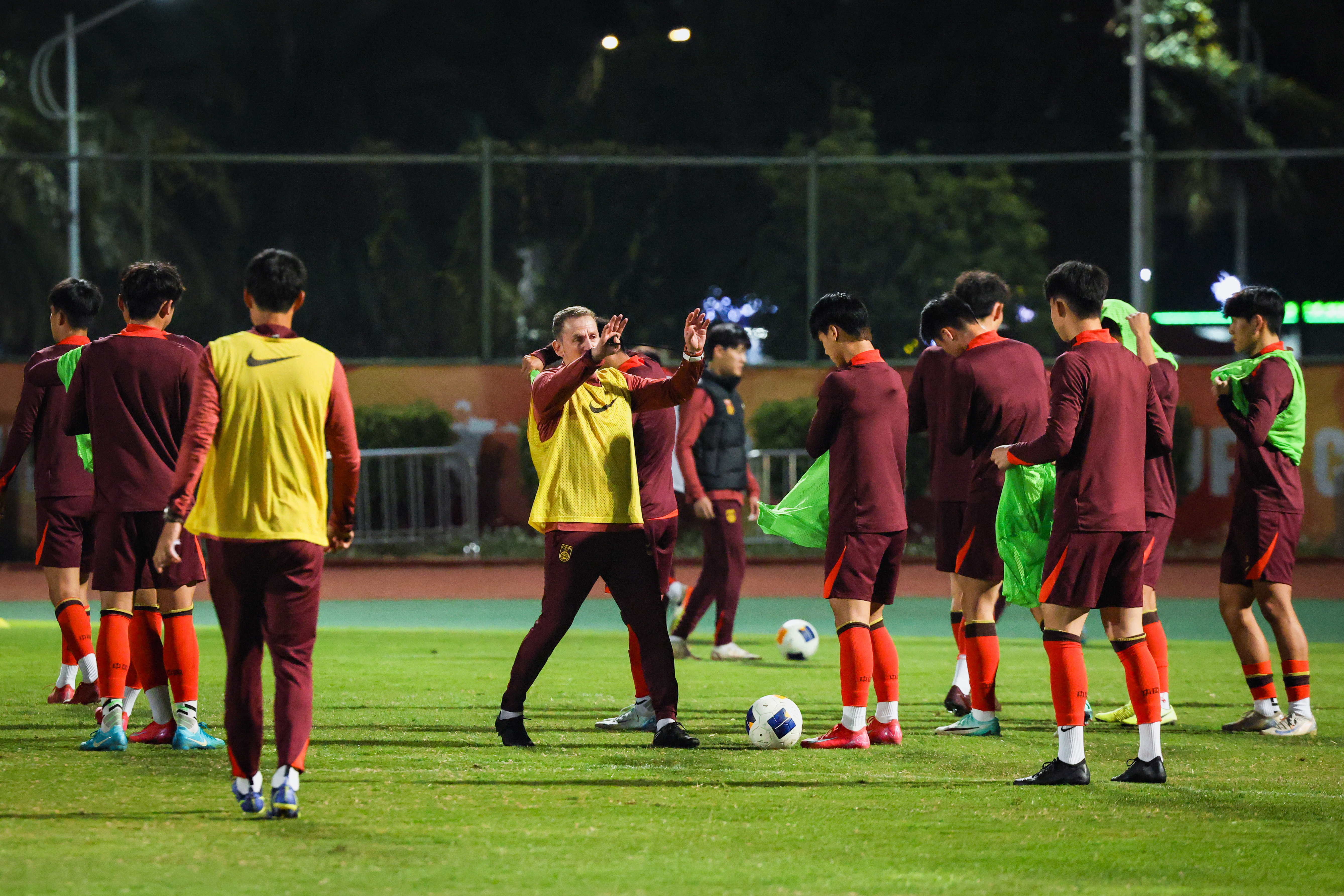 中国男足全力备战亚洲杯,力争闯入淘汰赛阶段 中国男足全力备战亚洲杯,力争闯入淘汰赛阶段