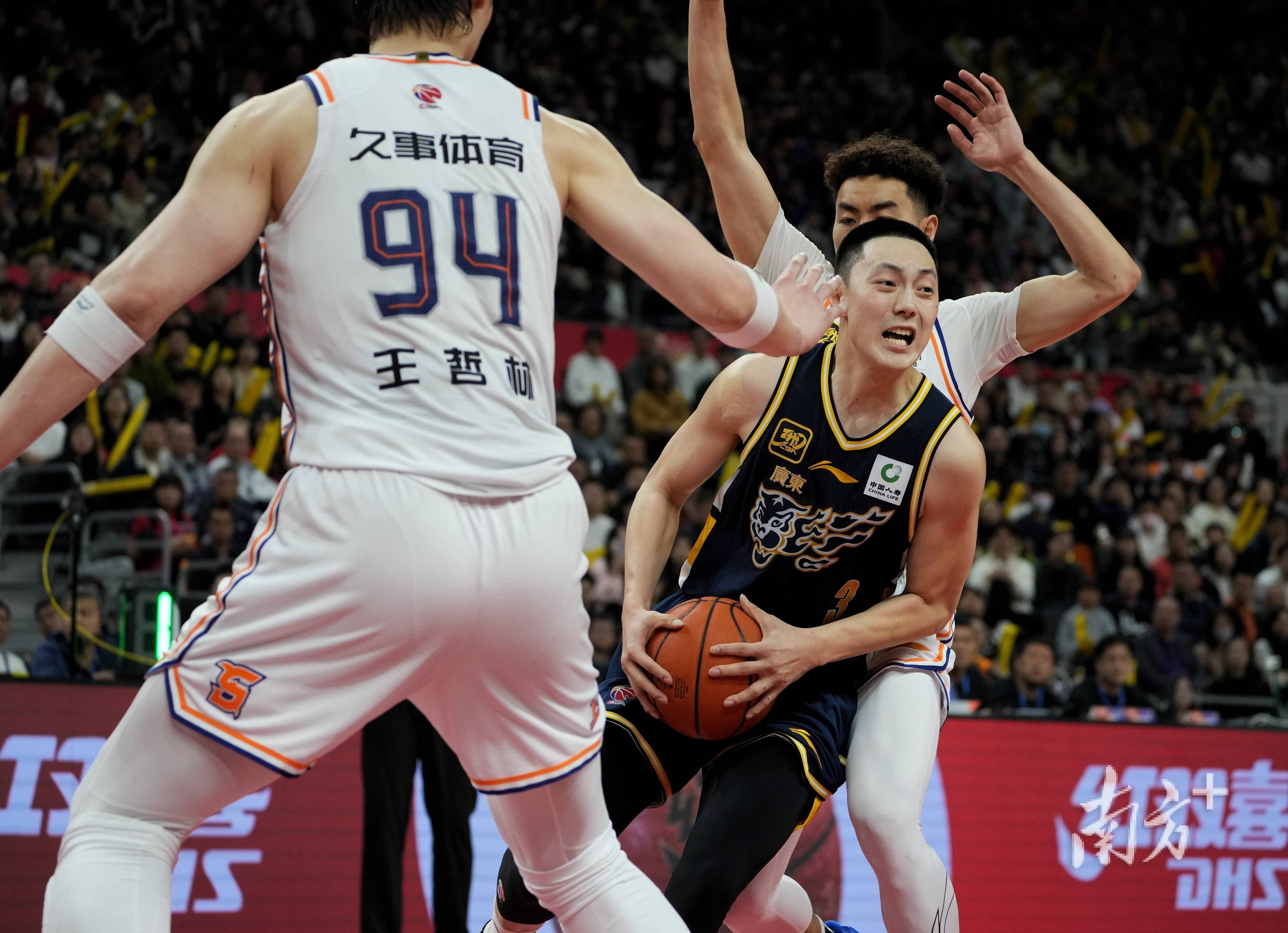 广东男篮击败深圳男篮升至CBA积分榜第一位