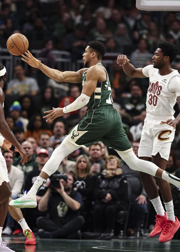 关于雄鹿险胜骑士，字母哥绝杀砍29分，小加索尔的信息