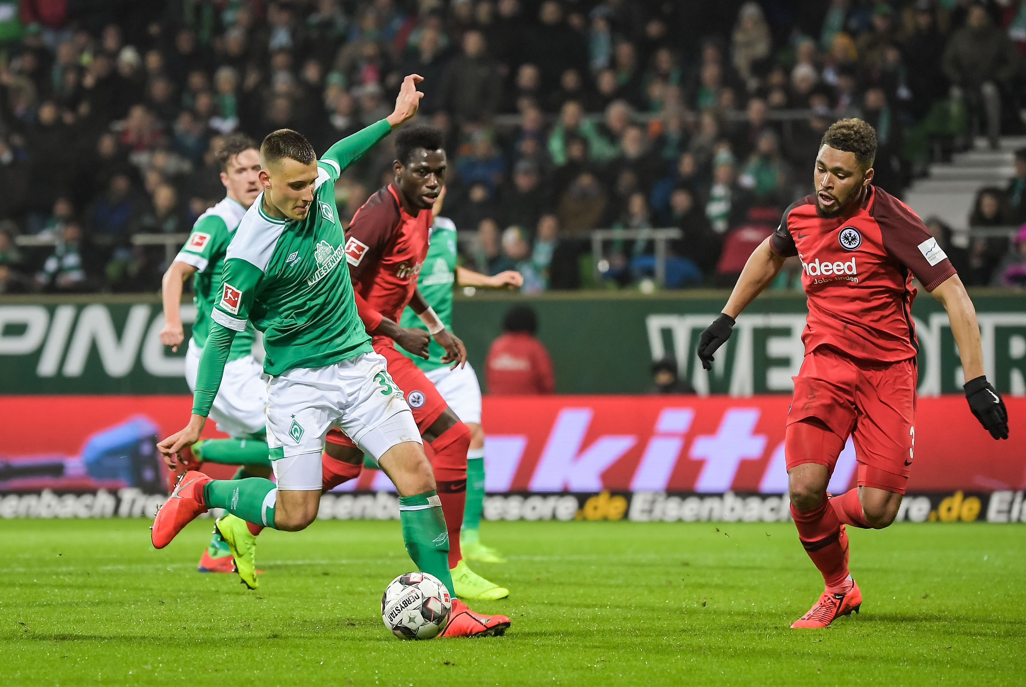 用法兰克福客场战平云达不莱梅,艰难拿分令双方球迷欢呼雀跃 用法兰克福客场战平云达不莱梅,艰难拿分令双方球迷欢呼雀跃