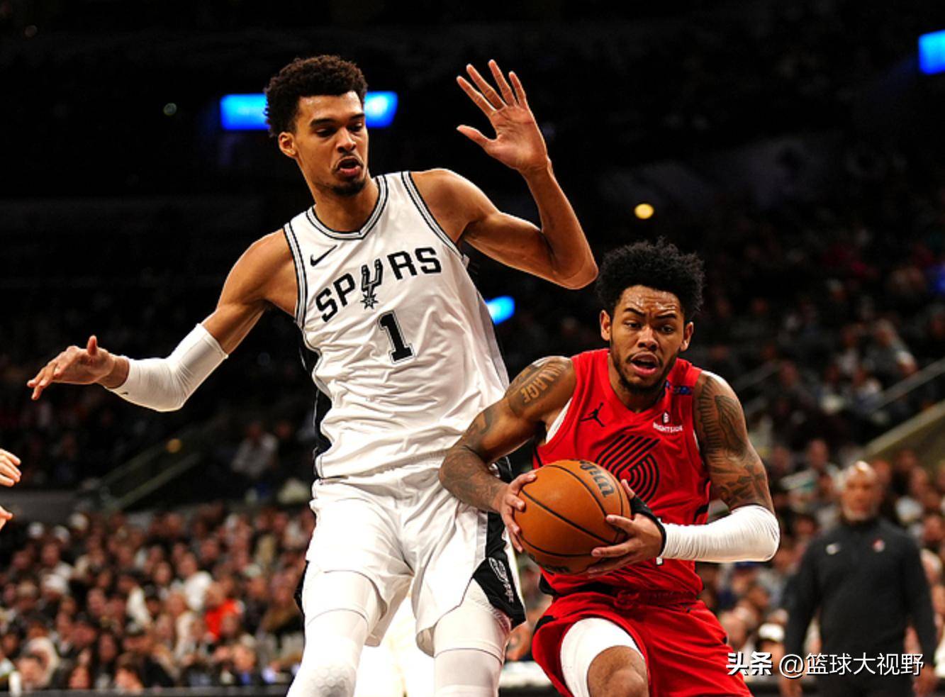 鹈鹕惊险战胜活塞,保持不败 鹈鹕惊险战胜活塞,保持不败